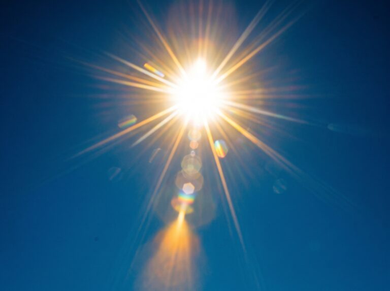Sun_shining_in_clear_sky_202608211737